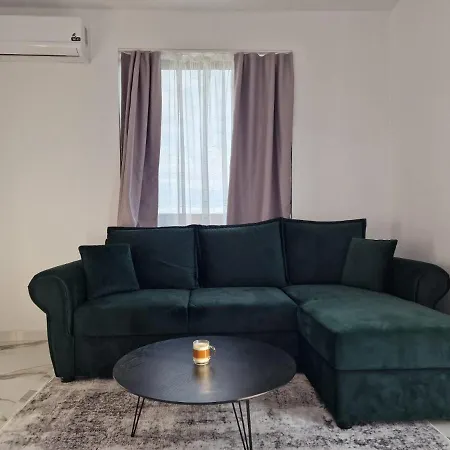 Noir Estate Apartment *